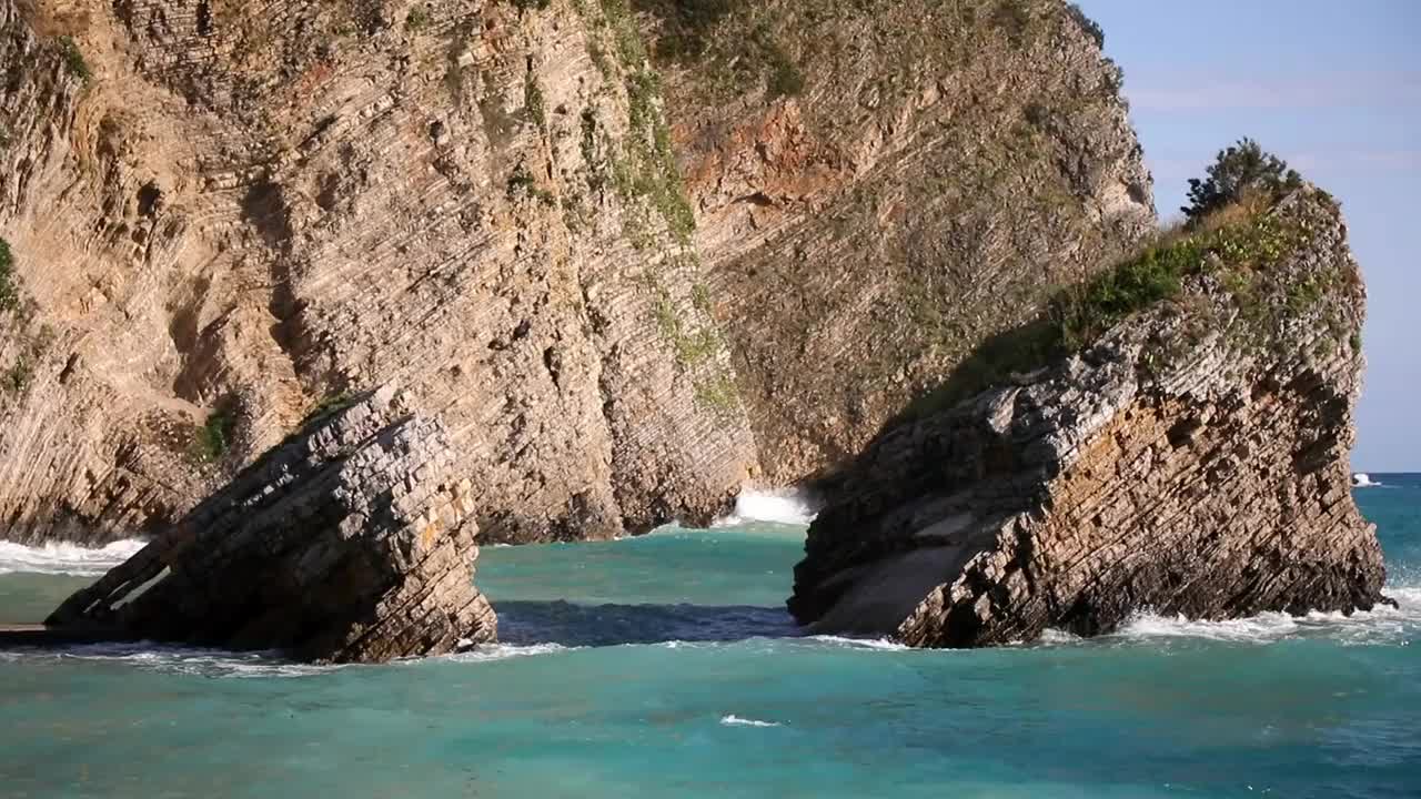 黑山共和国布瓦圣尼古拉斯岛上的海滩和悬崖。天堂海滩上的一个岛屿视频素材