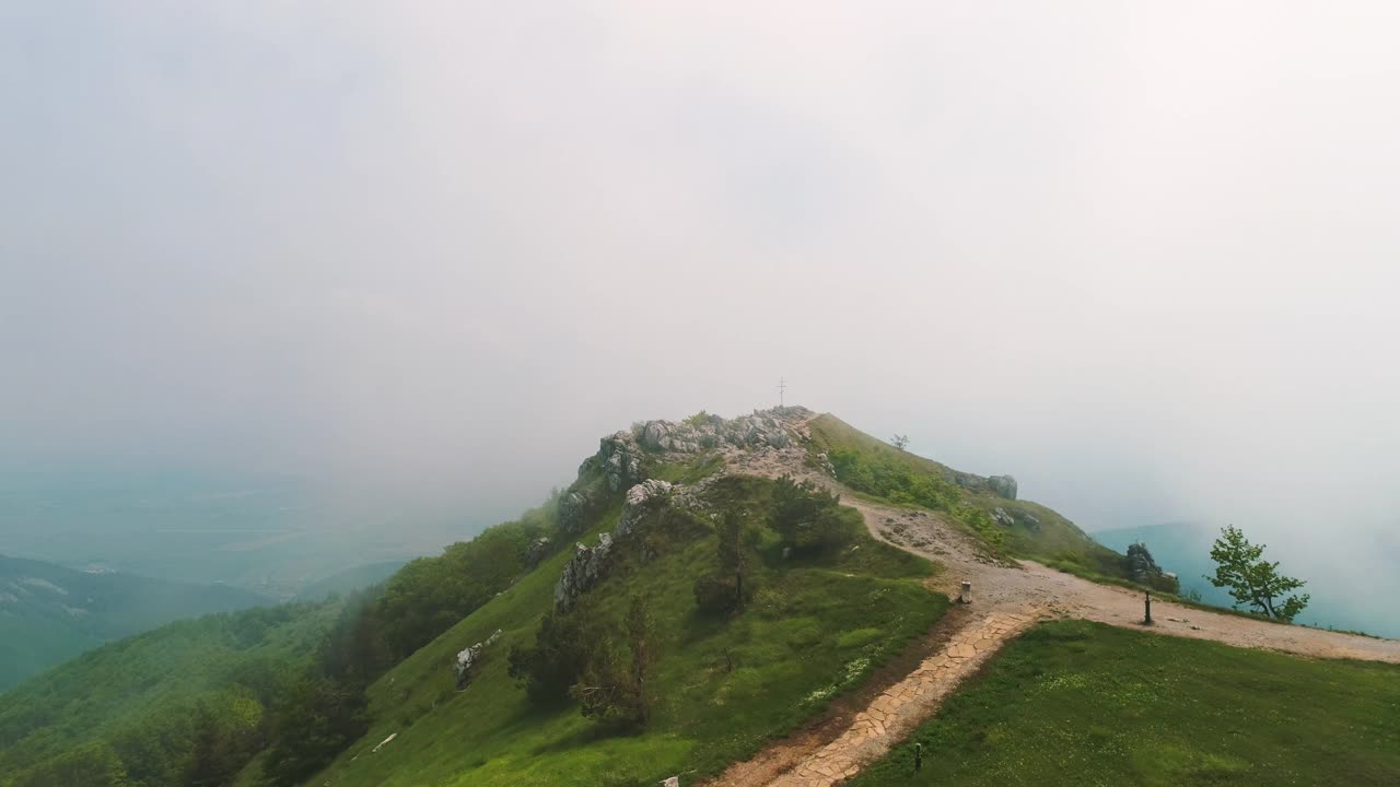 飞过山峦和雾。山景鸟瞰图。视频素材