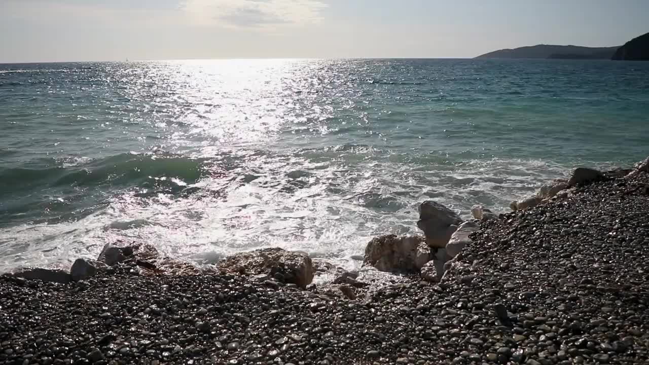 黑山共和国布德瓦圣尼古拉斯岛上的海滩。天堂海滩上的一个岛屿视频素材