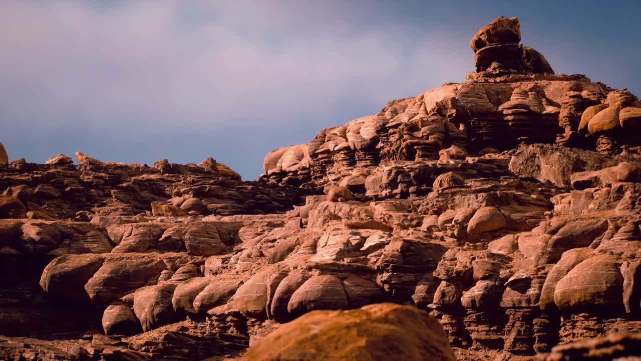 日出时美丽峡谷的如画全景。三维逼真的可视化美丽的山脉和岩石。视频素材