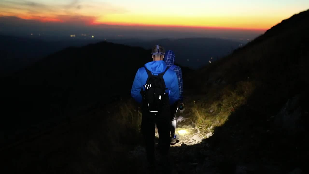 一群朋友在黄昏时徒步旅行视频素材