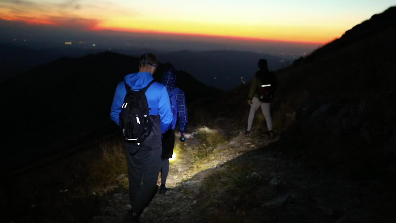 一群朋友在黄昏时徒步旅行视频素材