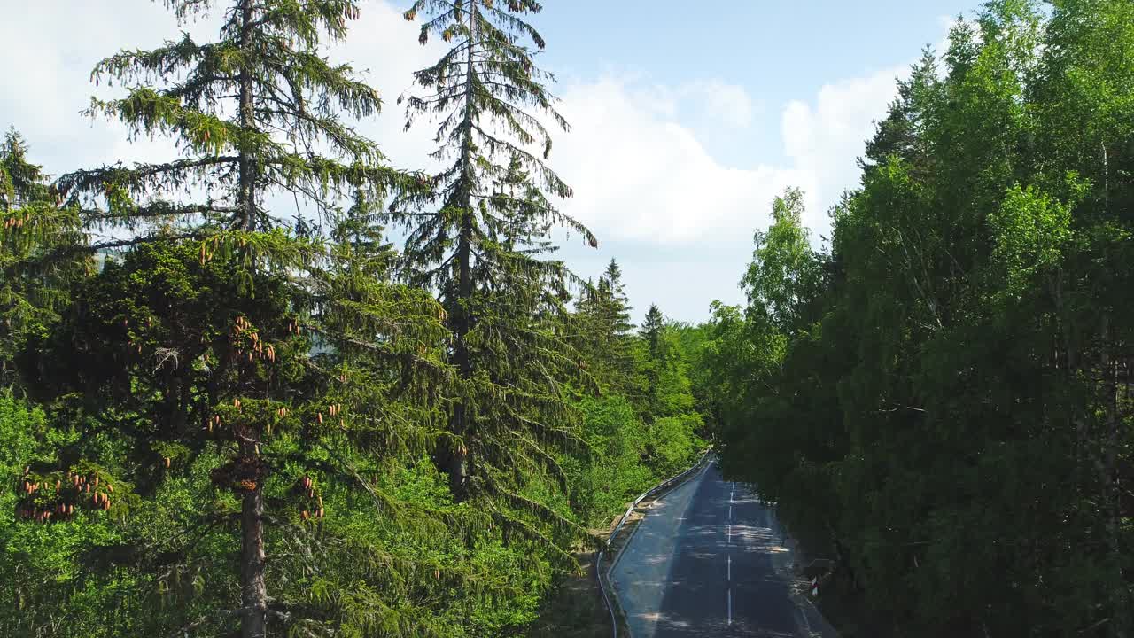 山路鸟瞰图。有岩石的景观，有云雾的天空和森林树木。旅游的背景视频素材