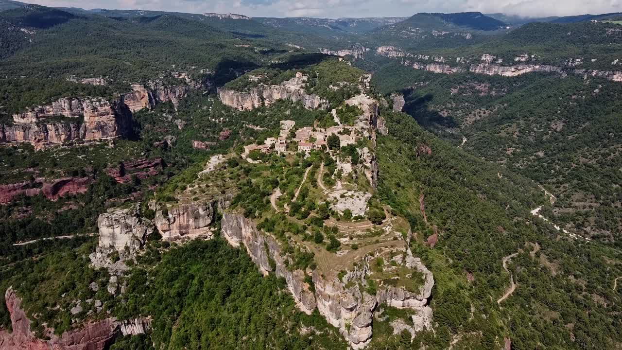 鸟瞰图的中世纪村庄Siurana视频素材