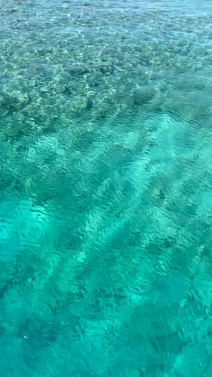 手持拍摄的波纹碧绿的海水Göcek，土耳其视频素材