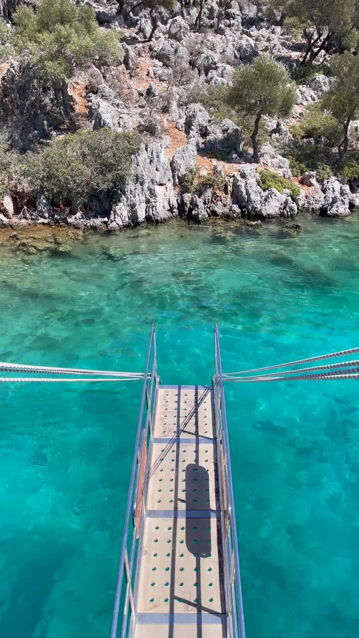 从Göcek，土耳其，在绿松石海抛锚的旅游船后部视频素材