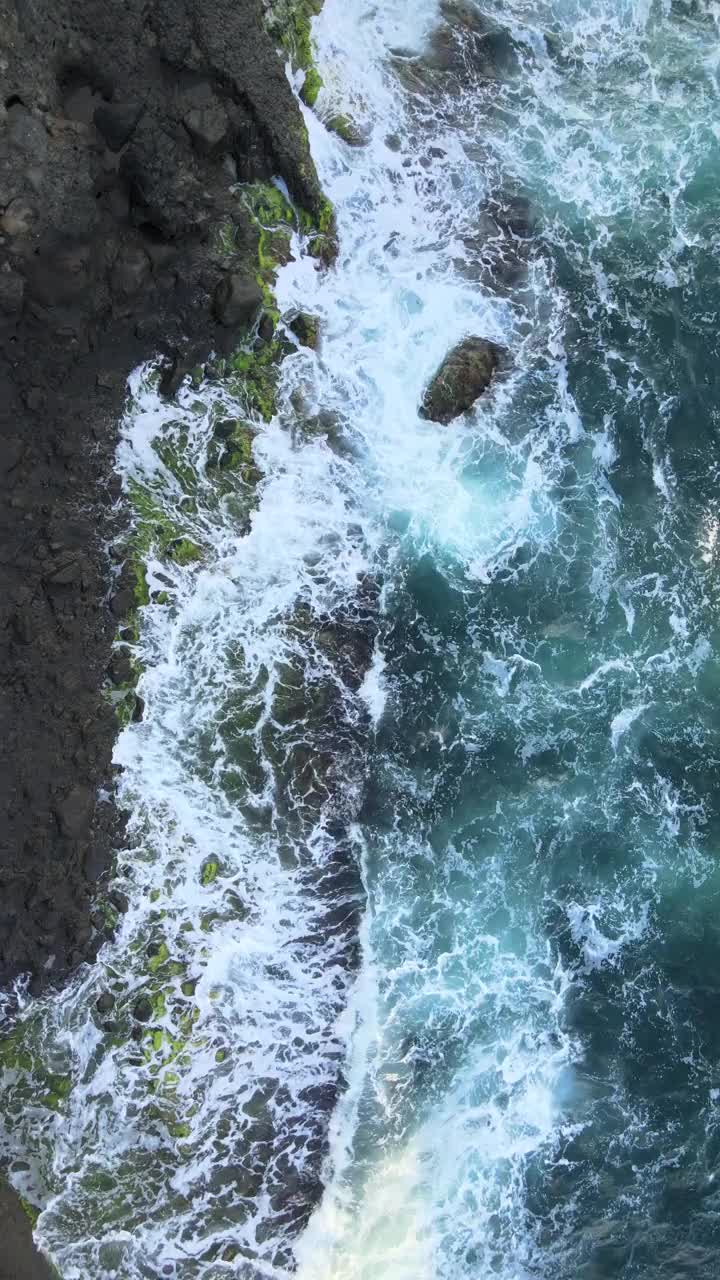 航拍放大无人机视野的海浪撞击岩石悬崖视频素材