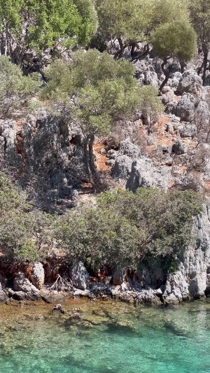 蓝绿色海岸线的镜头在变焦，广角和超广角之间切换，为一个惊喜视频素材