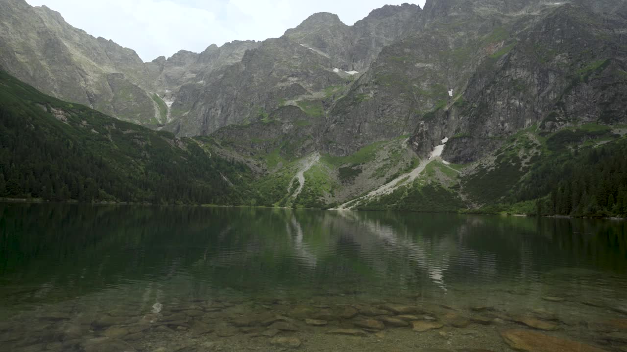 波兰塔特拉山摩尔斯基奥科湖与水晶水视频素材