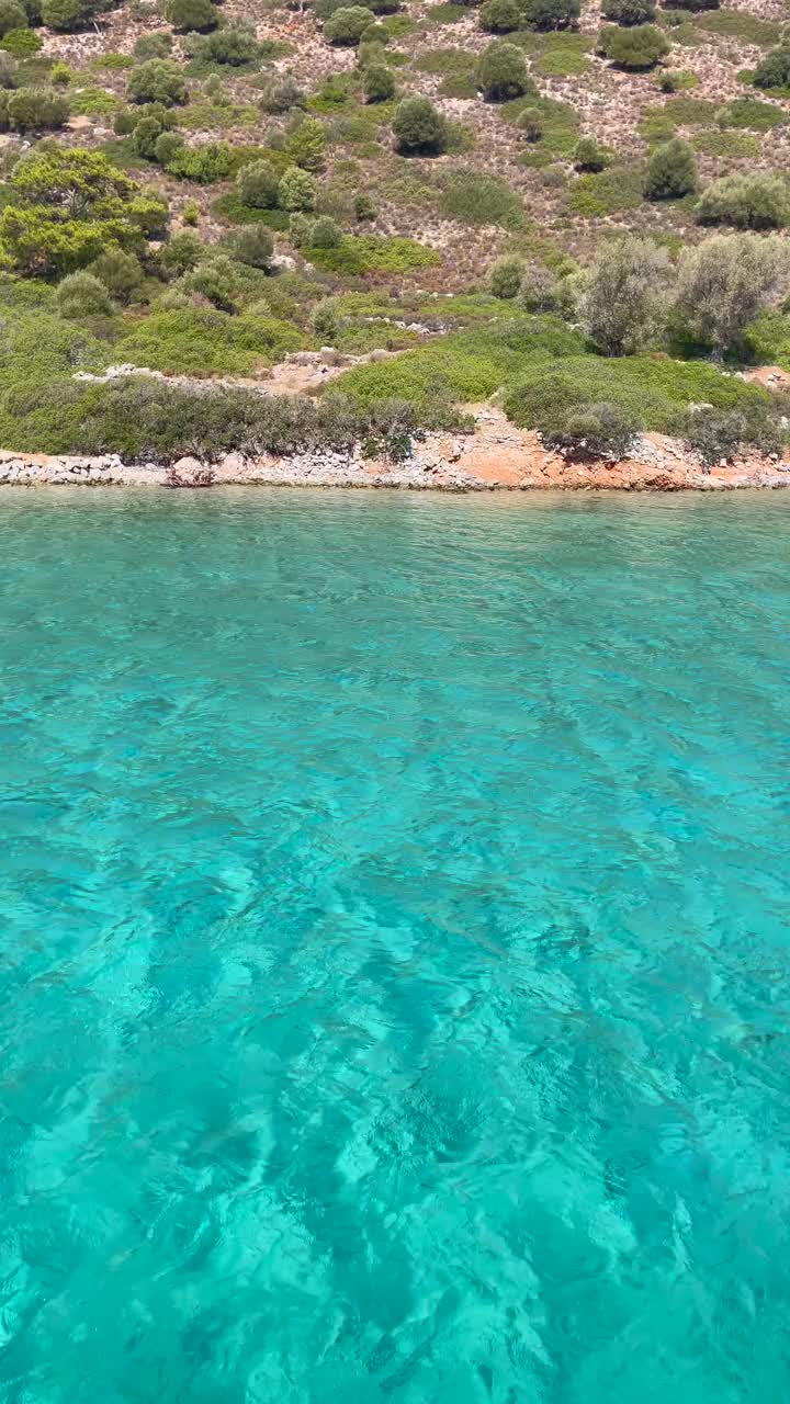 碧波荡漾的海水手持拍摄从高角度/ Marmaris，土耳其视频素材