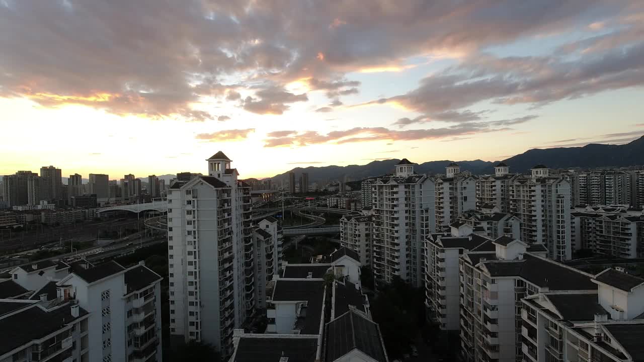 从日落到夜晚的城市住宅天际线的延时摄影视频素材