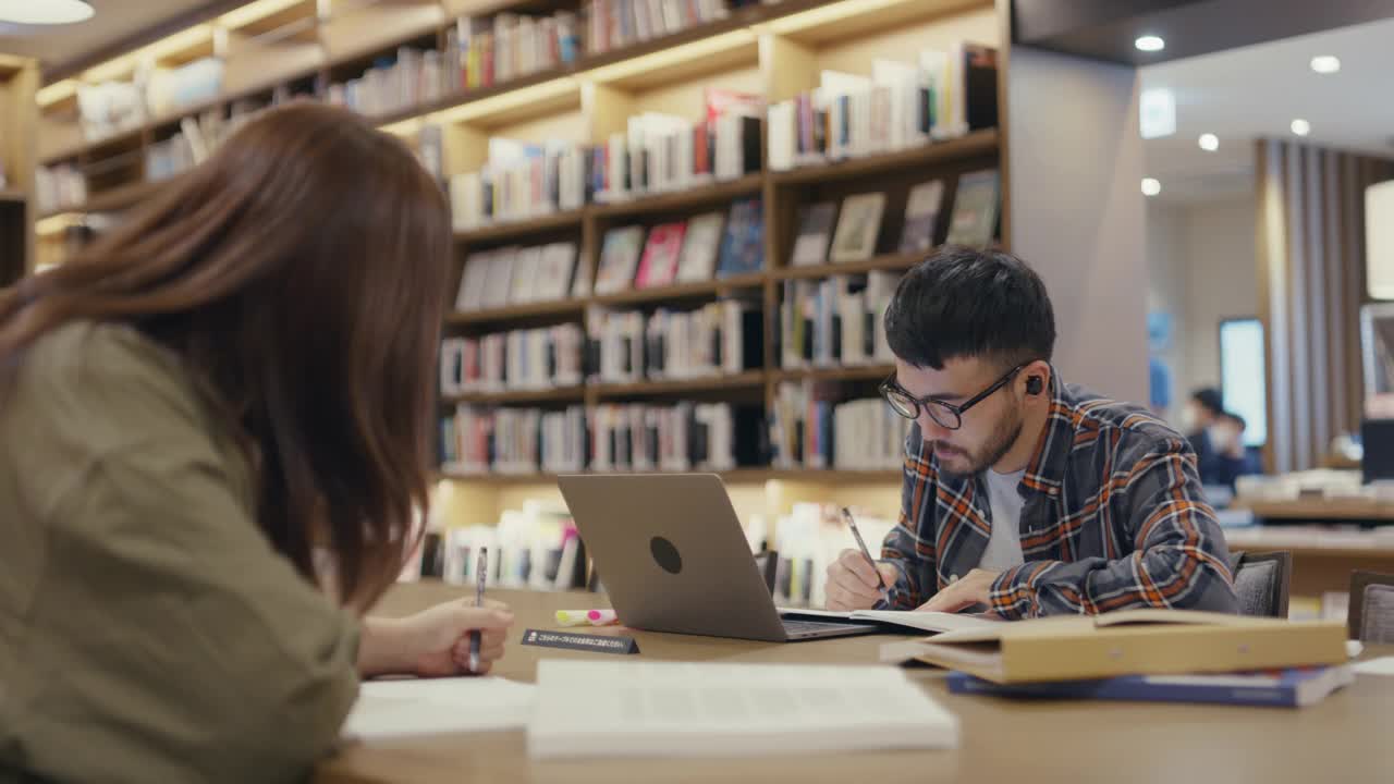 WS教授在图书馆和一个学生谈话视频素材