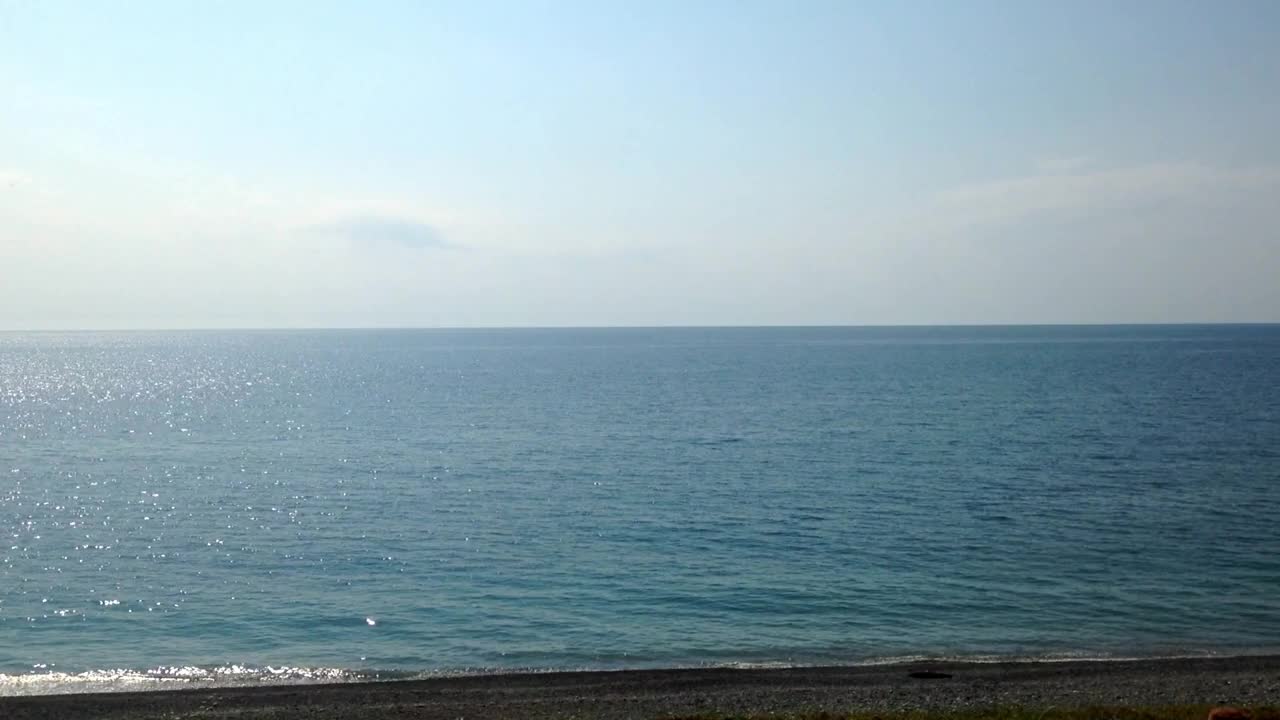 沿着海岸坐火车。在夏天，从窗口看到的是空旷的海岸。旅行，旅行和夏天的概念。回家的路上，假期结束视频素材