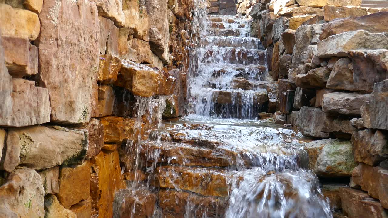 台阶瀑布喷泉，水从切割的石头上流下来视频素材