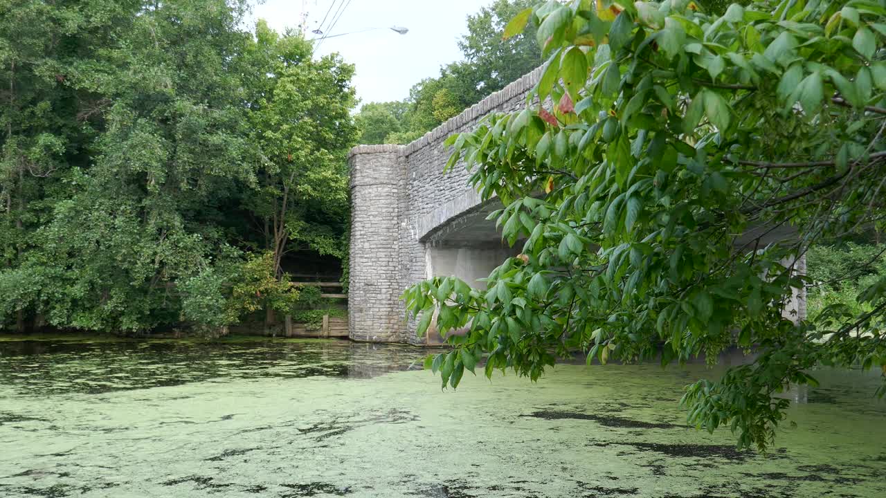 古老的石桥横跨浑浊的河视频素材