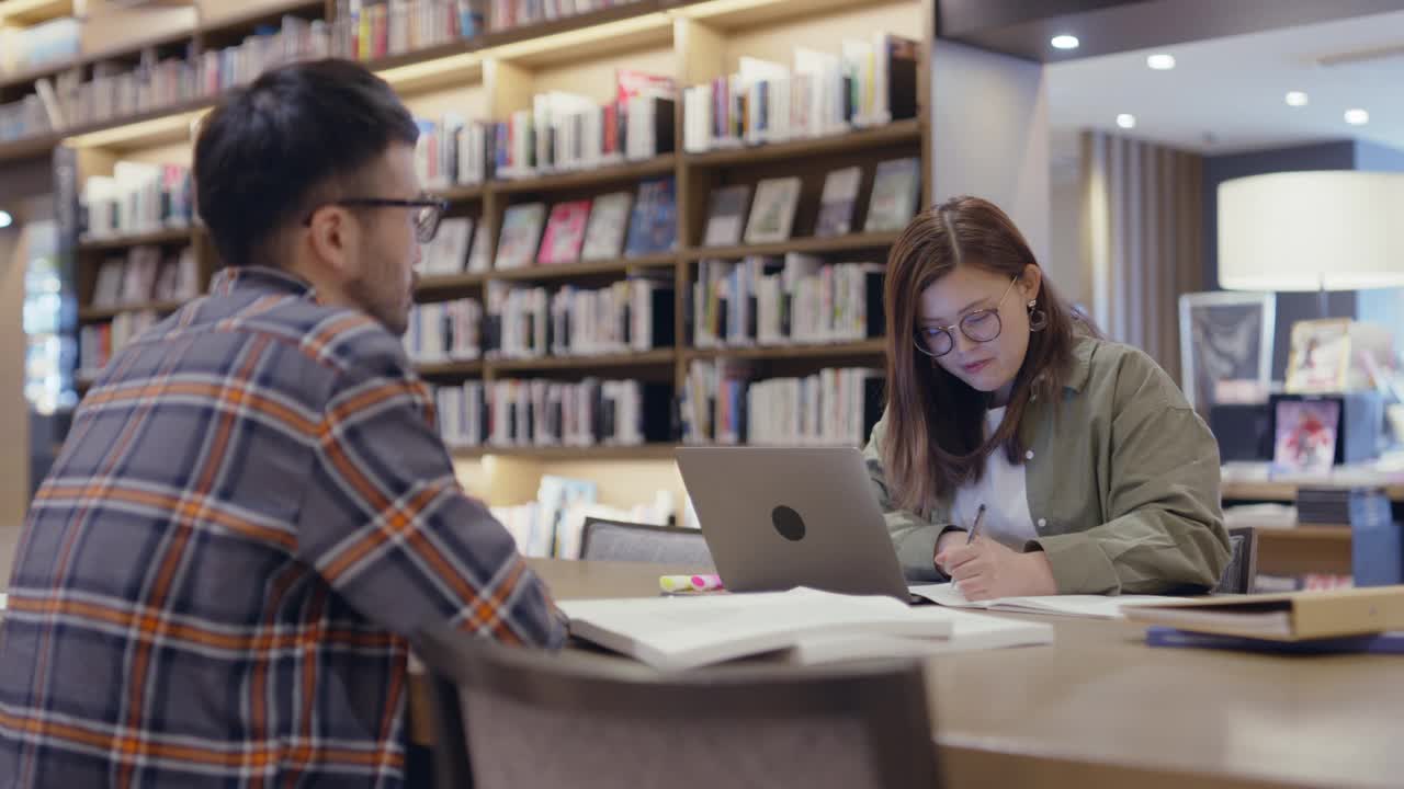 MS两个一起学习的年轻人视频素材