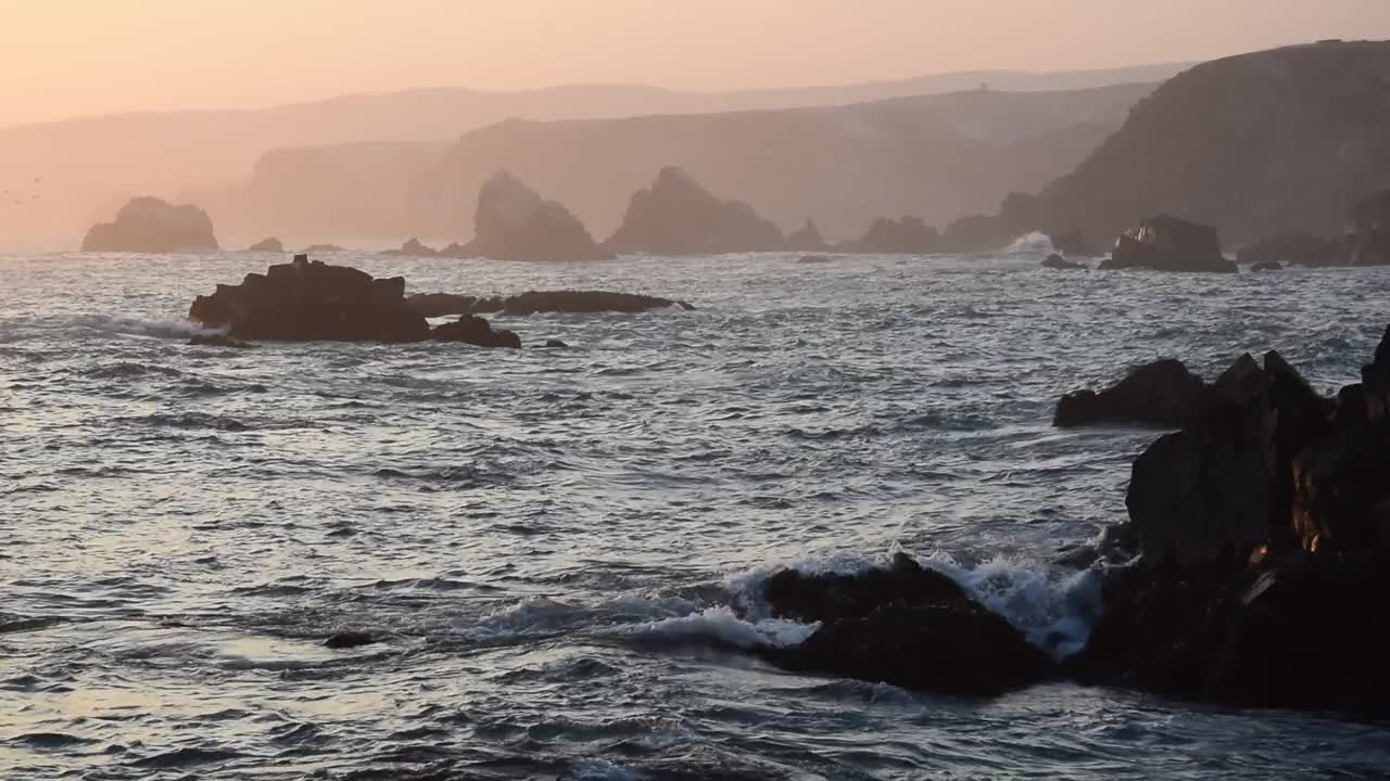 海岸线在黄昏视频素材