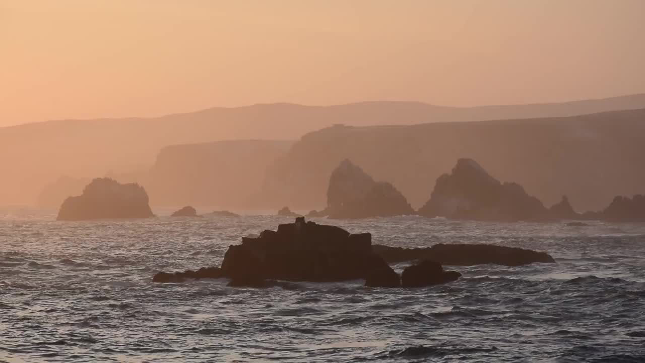 海岸线在黄昏视频素材