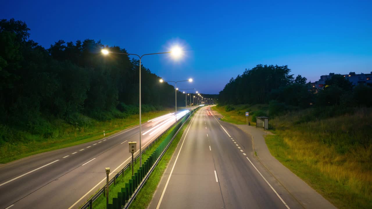 繁忙的夜间高速公路，时光流逝视频素材