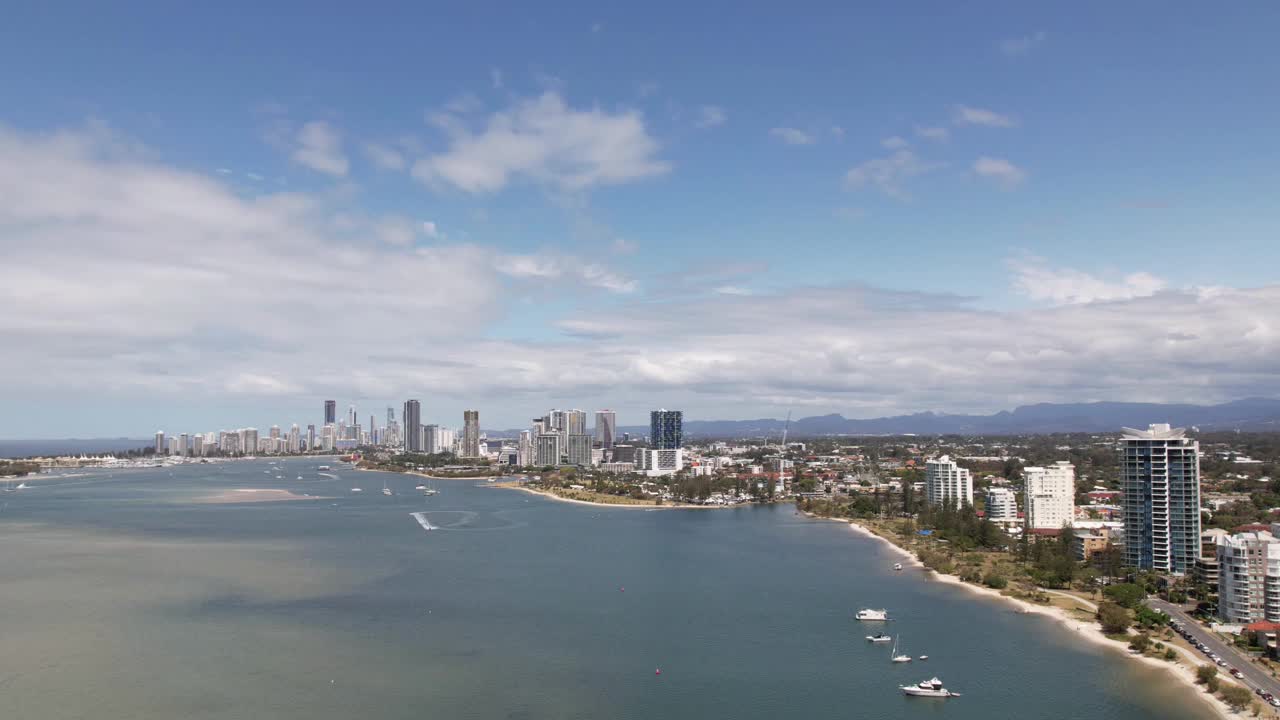 在澳大利亚昆士兰州黄金海岸海滨的北端，划船和前海岸活动的时间推移视频素材