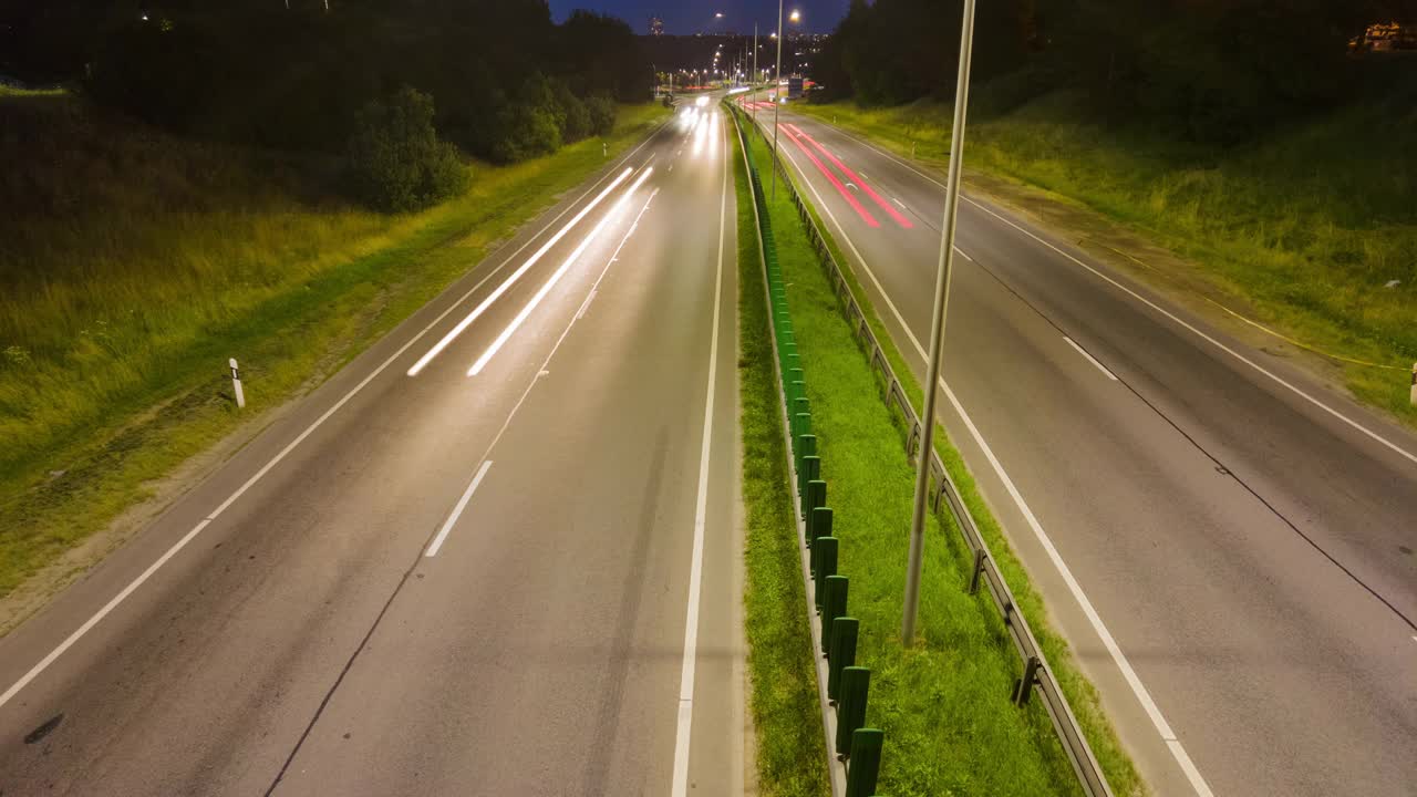 繁忙的夜间高速公路，倾斜的时间流逝视频素材