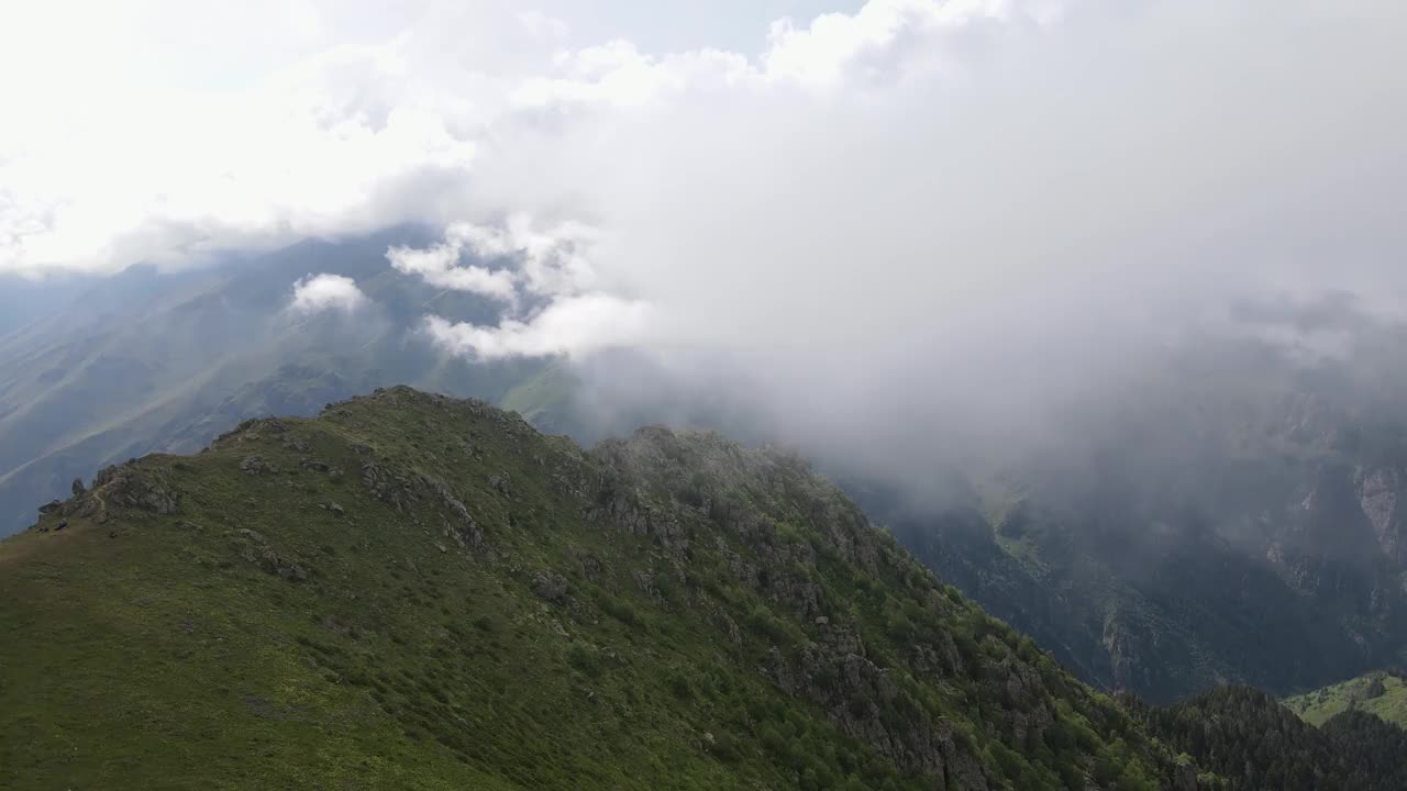 高山草甸和山村视频素材