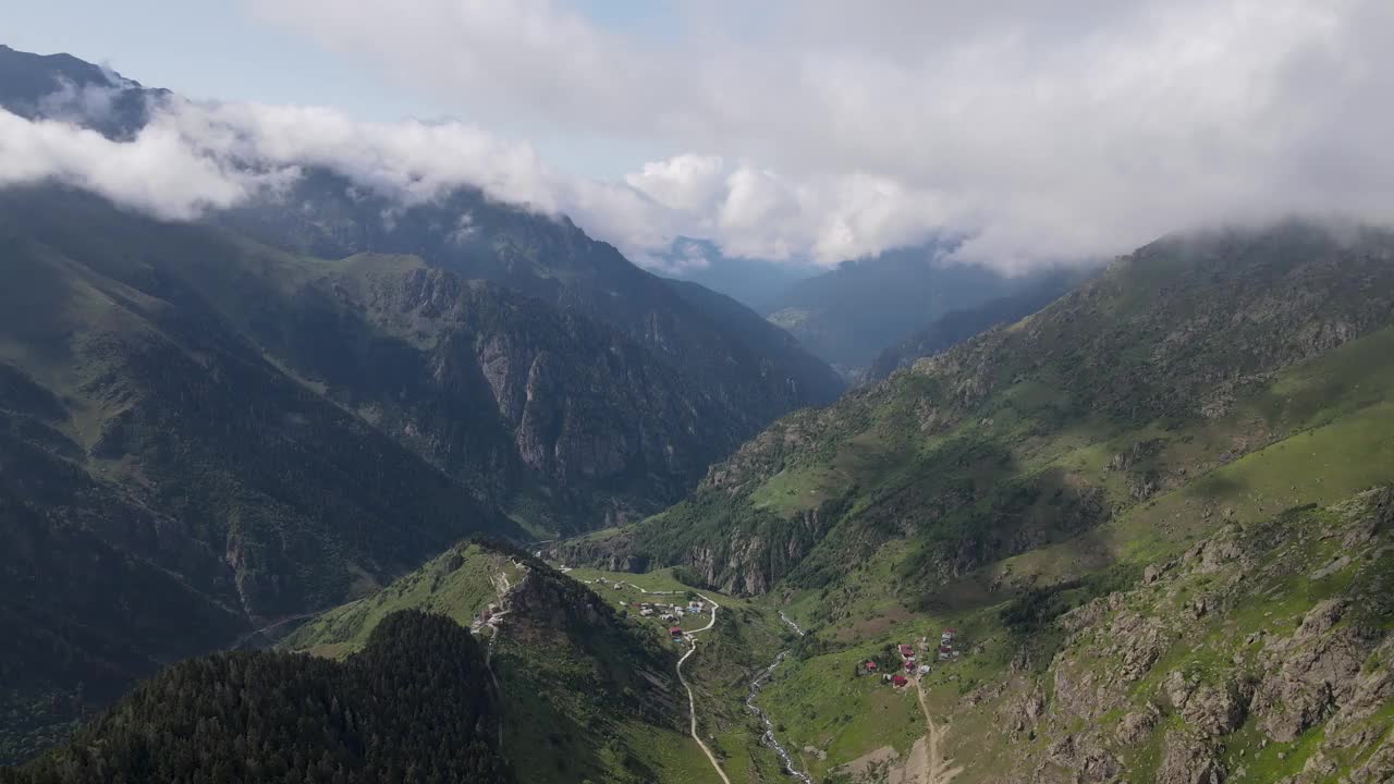 高山草甸和山村视频素材