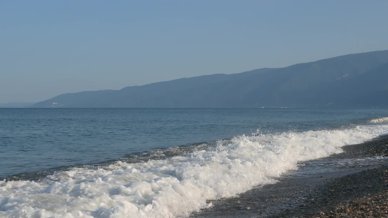 海景——夏天海上美丽的波浪。视频素材