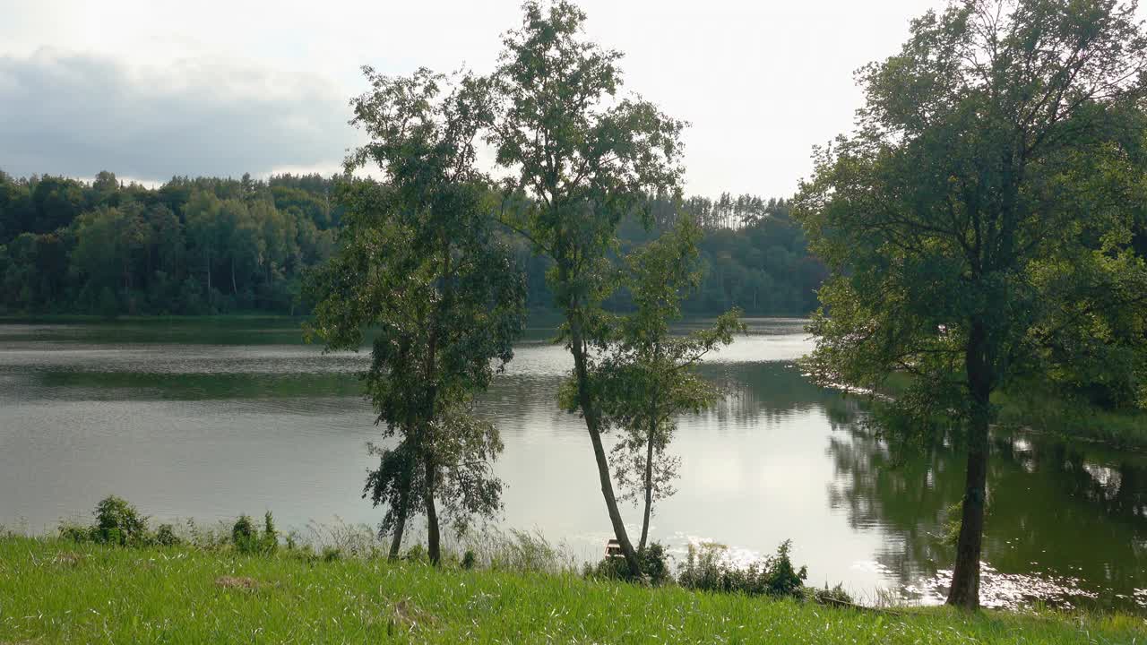 美丽的夏日风景，有湖，有船，有绿叶视频素材