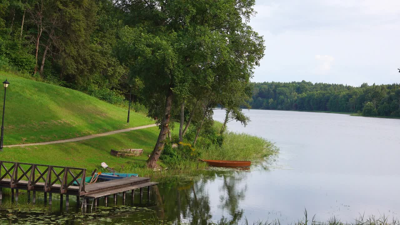 美丽的夏日风景，有湖，有船，有绿叶视频素材