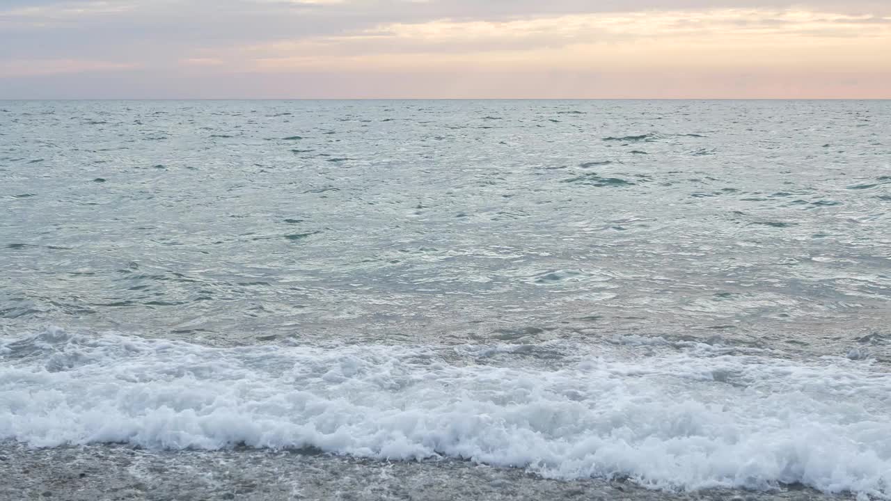 海景——夏天海上美丽的波浪。视频素材