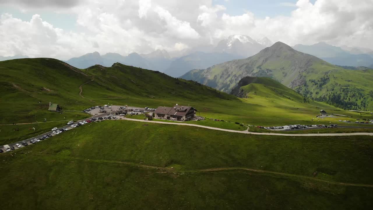 在意大利多洛米特的帕索迪吉奥(Passo di Giau)， 4K无人机拍摄的越过山口的画面。
中角，视差运动。视频素材