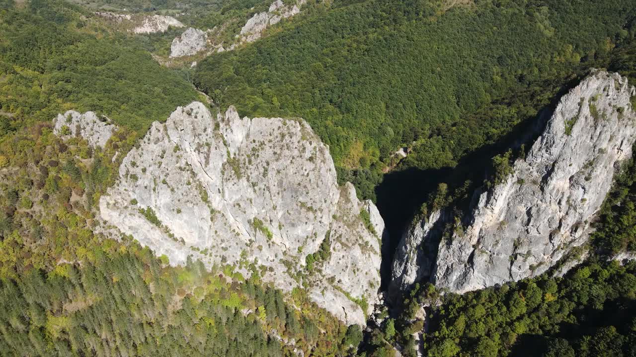 保加利亚特兰镇附近的尔马河峡谷鸟瞰图视频素材