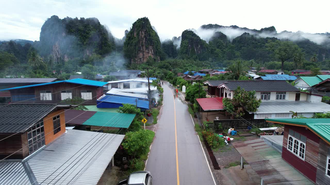 清晨鸟瞰山上的小村庄视频素材