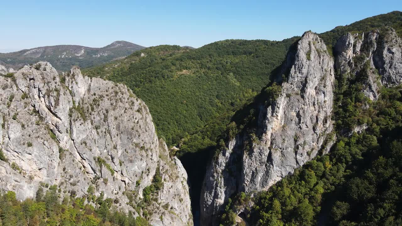 保加利亚特兰镇附近的尔马河峡谷鸟瞰图视频素材