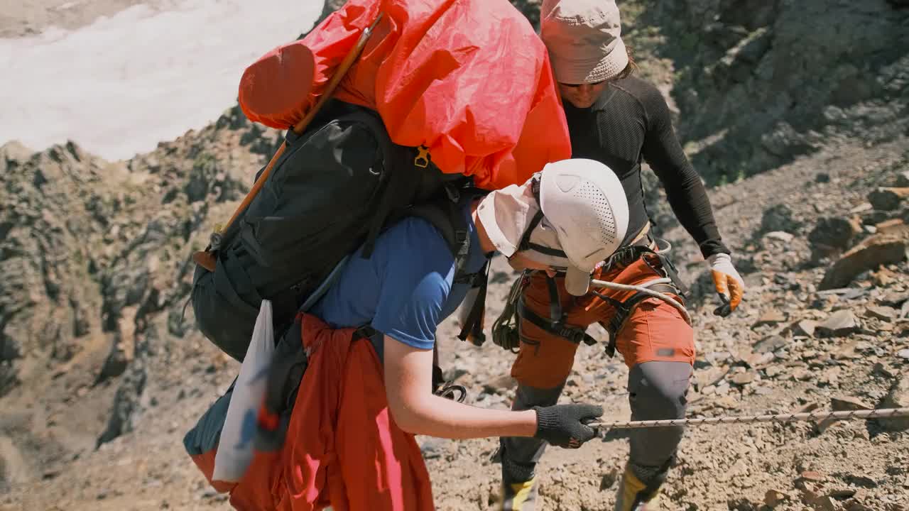 一位登山教练讲解如何使用下降器和确保装置视频素材