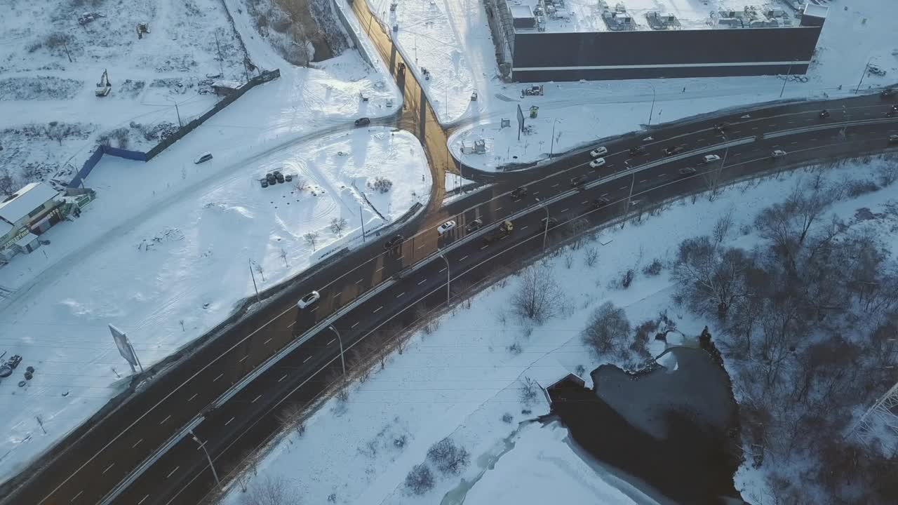 路在傍晚高峰，日落时分。阳光明媚的冬日视频素材