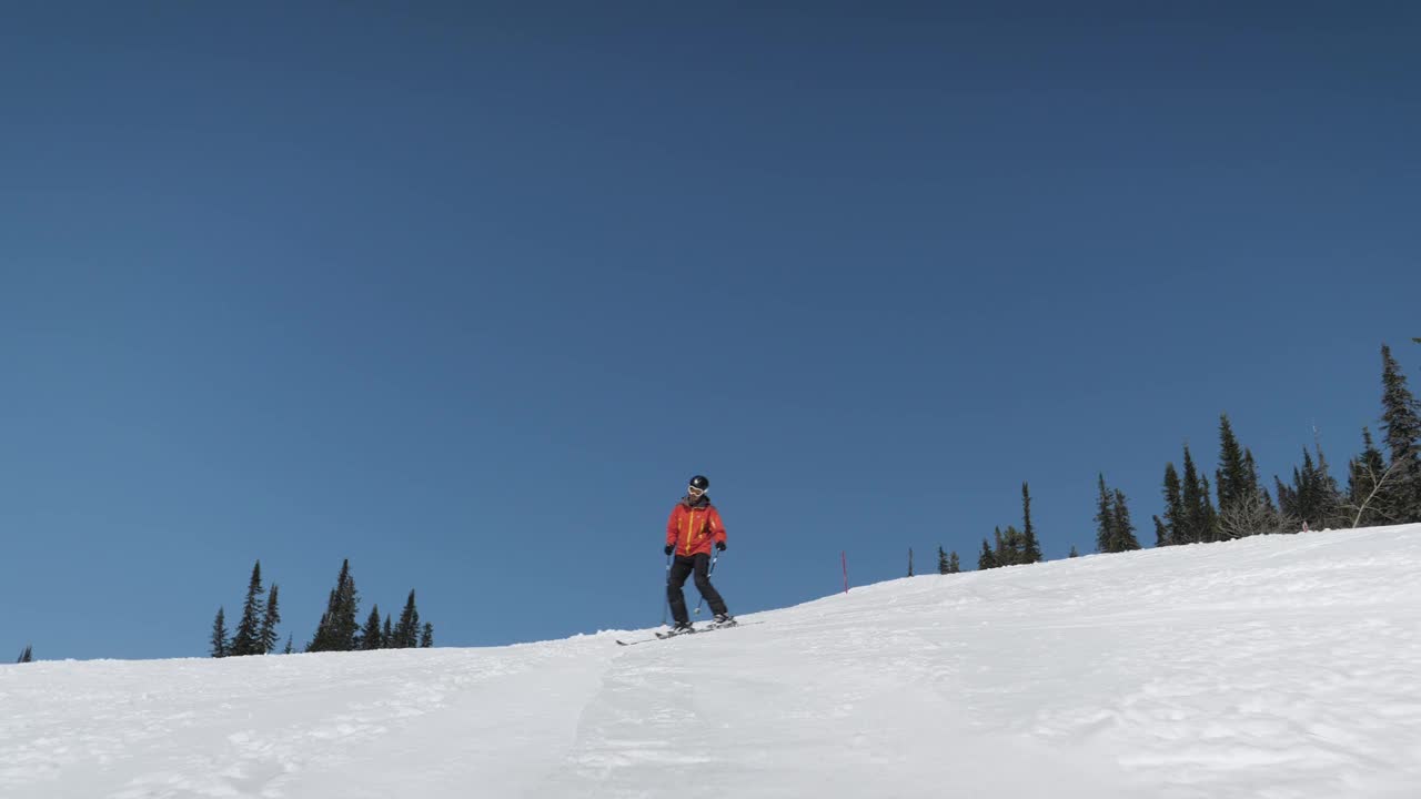 快乐的滑雪者在滑雪斜坡在山区度假村在冬天在阳光明媚的日子视频素材