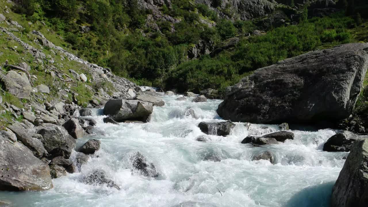 在瑞士阿尔卑斯特里夫特地区的湍急的山间河流。实时，无人，夏日晴天视频素材