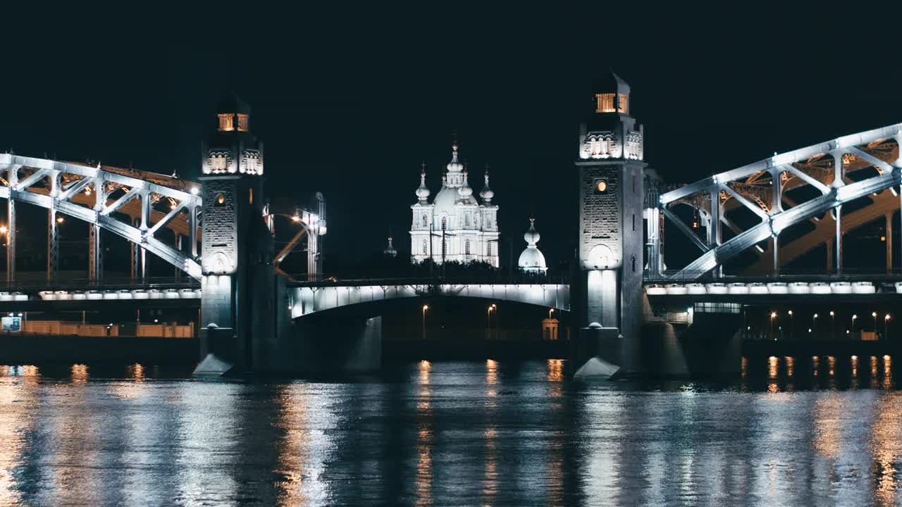 在灯火通明的圣彼得堡吊桥上的完美夜景，中间是一座美丽的大教堂视频素材