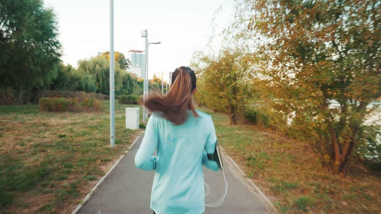 跑步是她的爱好。视频素材