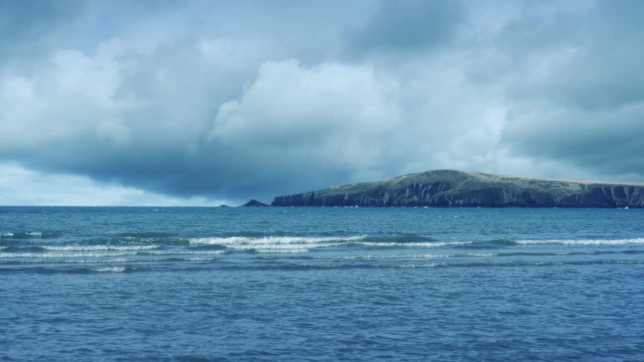 沿海景观与引人注目的云视频素材