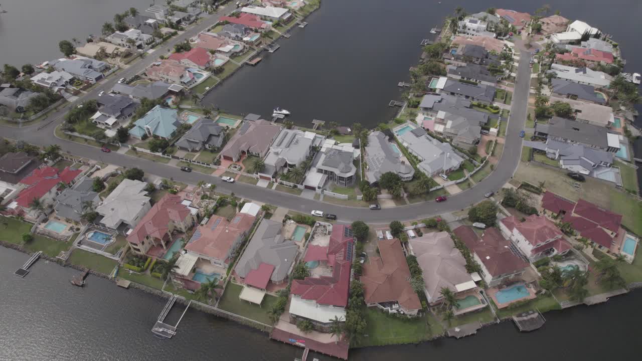 黄金海岸郊区的运河住宅视频素材