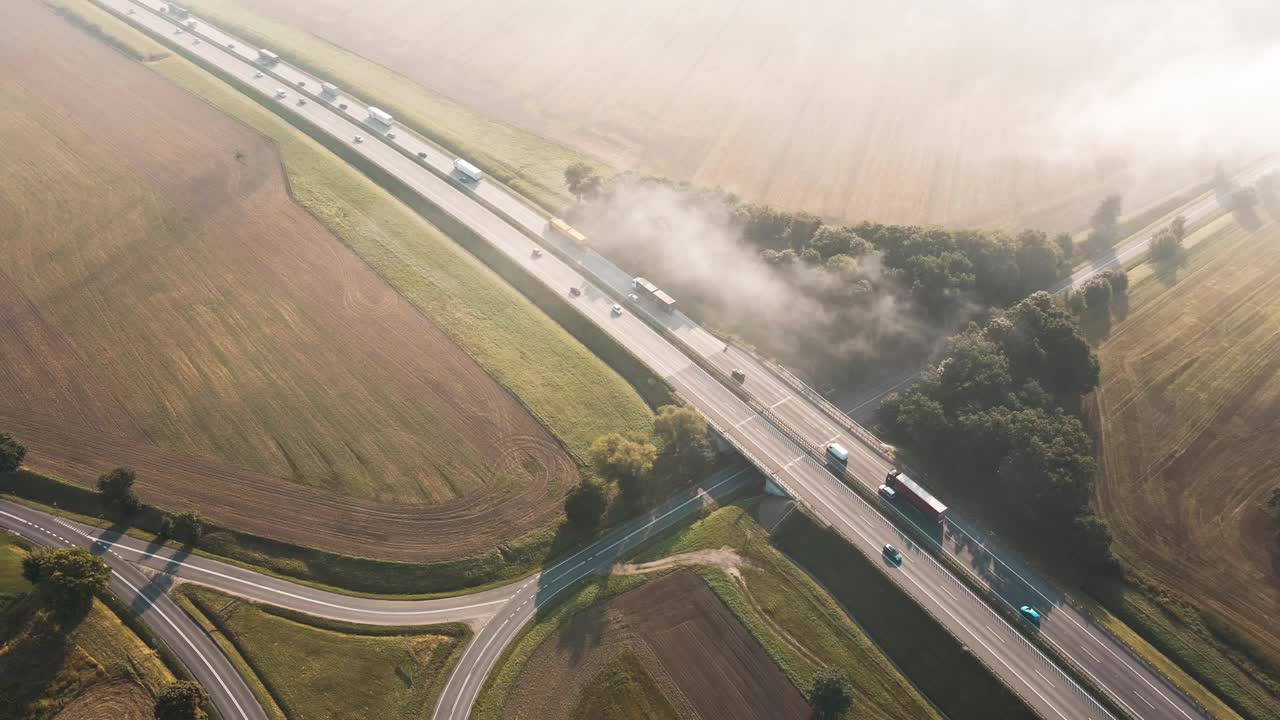 高速公路的鸟瞰图与移动的汽车。道路交通视频素材