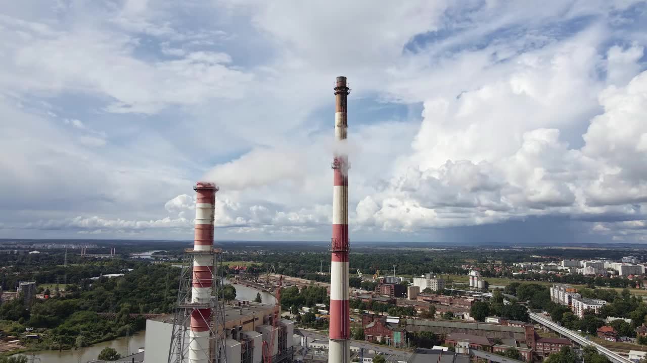 冒烟的植物管道鸟瞰图视频素材