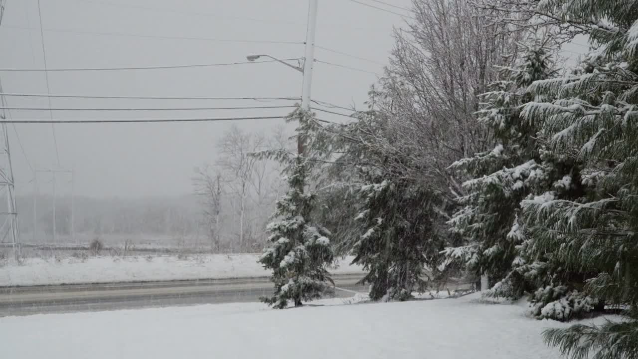 冬天，一场大雪覆盖了小镇的道路视频素材