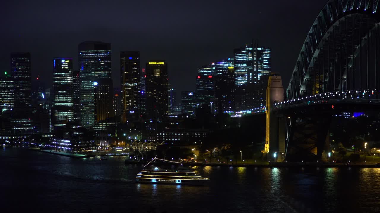 夜航离开悉尼海港圆形码头视频素材