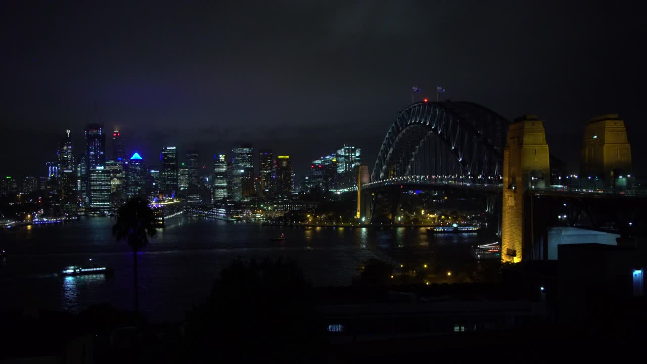 悉尼海港的城市景观在澳大利亚的夜晚视频素材