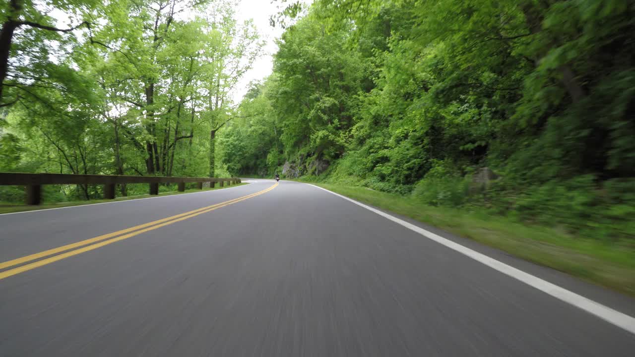 在大烟山跟踪一辆摩托车视频素材