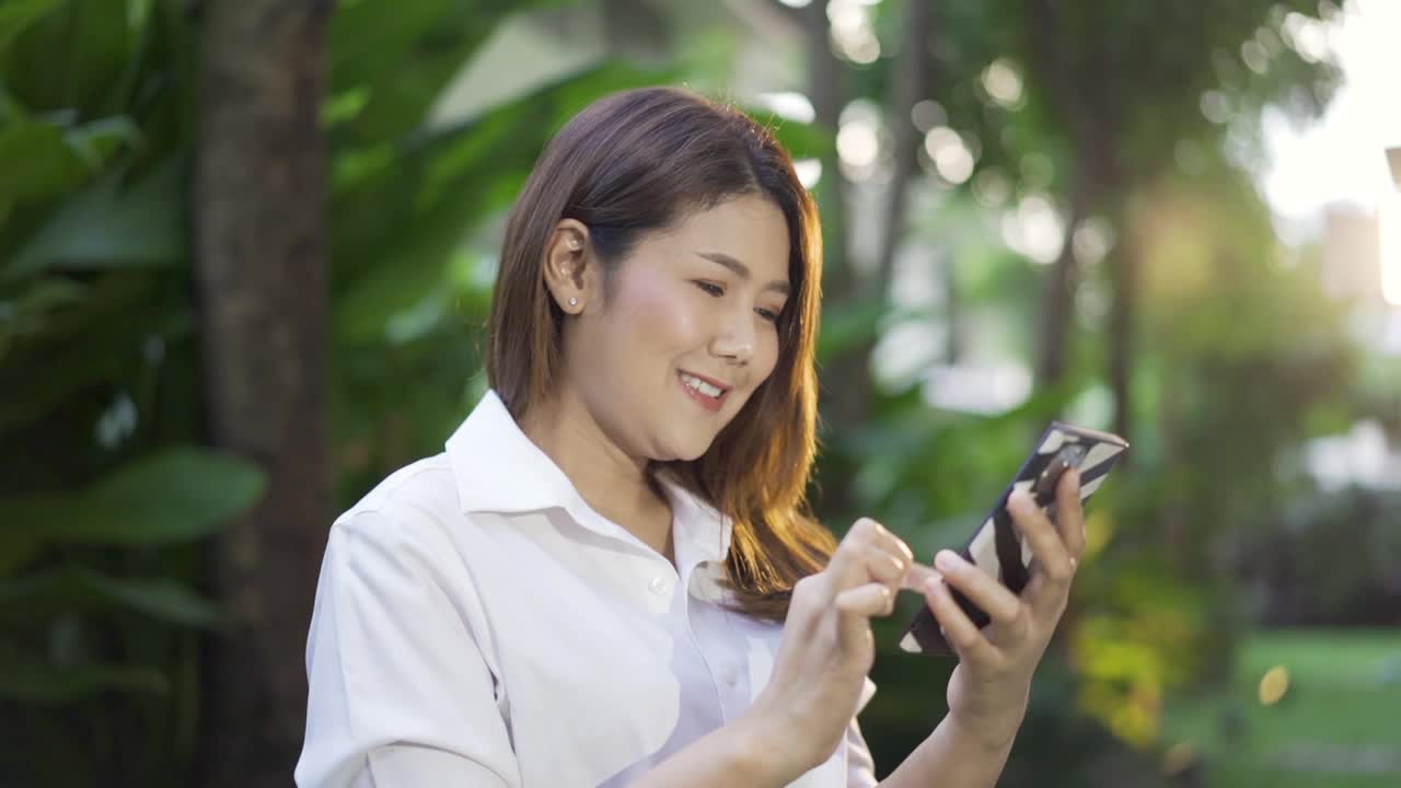 亚洲女人用她的智能手机在线购物视频素材